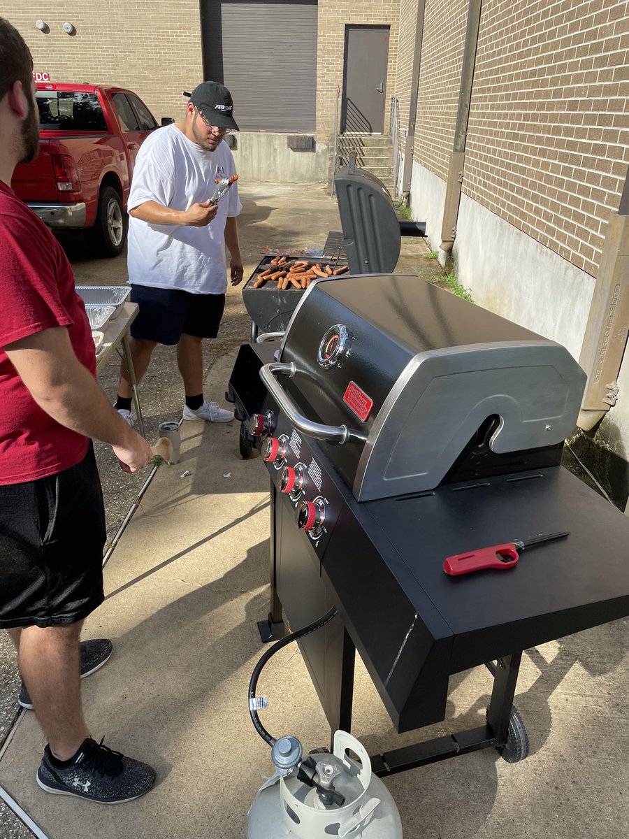 SFASinfonia's tweet photo. Oh yea baby, we can grill! 
Come out tonight at 5 pm for some good food and good times!! 🍳🥞😎
#sfasu #sinfonia #rushspring22 #rush #phimualpha #axeem #jacks https://t.co/0VRR3VYYgo