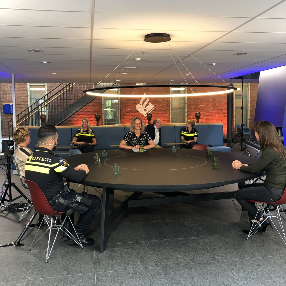 De laatste voorbereidingen voor het officiële gedeelte zijn in volle gang. Over enkele minuten start de livestream vanuit Apeldoorn. Met daarin o.a. <a href="/ferdgrapperhaus/">Ferd Grapperhaus</a>, <a href="/POL_Korpschef/">Janny Knol</a>, <a href="/PA_directeur/">PA_directeur</a> en de uitreiking van de scriptieprijs. #OPOJ21