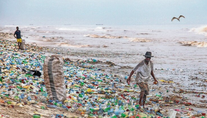 #VFTO Seit 1.1.21 gelten EUweit strengere Regeln für den Export von Kunststoffabfällen. Schon 2020 war Deutschland wieder die Nr.1 mit &gt; als 1 Mio t. 17% davon gingen nach Malaysia! Your Voice For The Ocean am 26.9.21 !!! (Photo; Tagesspiegel.de)
#müll #bundestagswahlen
