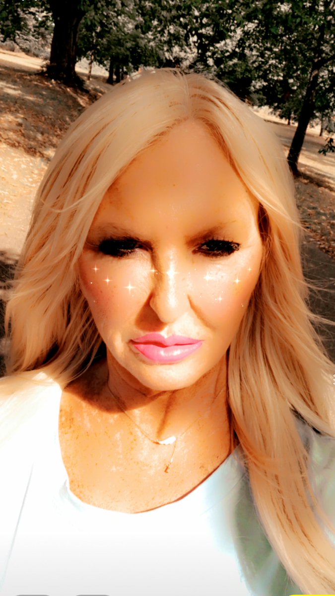 debbschanz's tweet photo. HAPPY NO MOTIVATION MONDAY whatsoever!!! So much to do, deal with, organise + Cba ATALL. My 1 day off+ I’m wofting round the park as if it will all go away if I dont go home😳😕#someonekickmeuptheass #thinkingaboutstoppingdrinkingtoo #thoughtaboutit #fukthat #sendwine https://t.co/BMXmoLR780