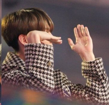 น้องจองกุกน่าเอ็นดูอะ เหงาๆนึกอะไรไม่ออก น้องก็นั่งเล่นกับเพื่อนในจินตนาการ 😭