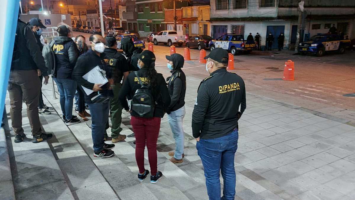 Noti_Atlantico's tweet photo. #Allanamientos #Zona18 

Investigadores de la #DIPANDA realiza 5 allanamientos en la #zona18 en busca de indicios para fortalecer distintos casos de investigación.

Vía:@PNCdeGuatemala https://t.co/e8RzHVpLVm