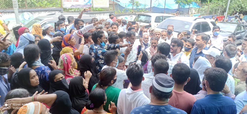 warispathan's tweet photo. Visited Andheri West, Gilbert hills and successfully stopped the demolition of houses. More than 1200 families are residing for many decades. I urge the govt to cancel the process because its the question of livelihood of many poor families. 
Majlis hamesha aapke saath. https://t.co/3nzhBvLm1q