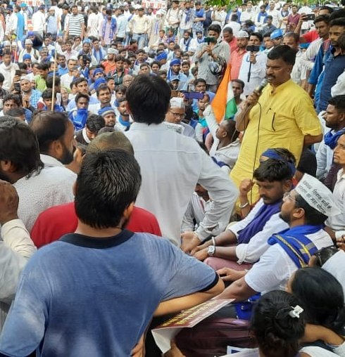 शिक्षक भर्ती आरक्षण महाघोटाला

लखनऊ के इको गार्डन में धरने पर बैठे 69000 सहायक अध्यापक भर्ती के अभ्यर्थियों को समर्थन दिया। 69000 सहायक अध्यापक भर्ती में घोटाले में जांच की मांग की।