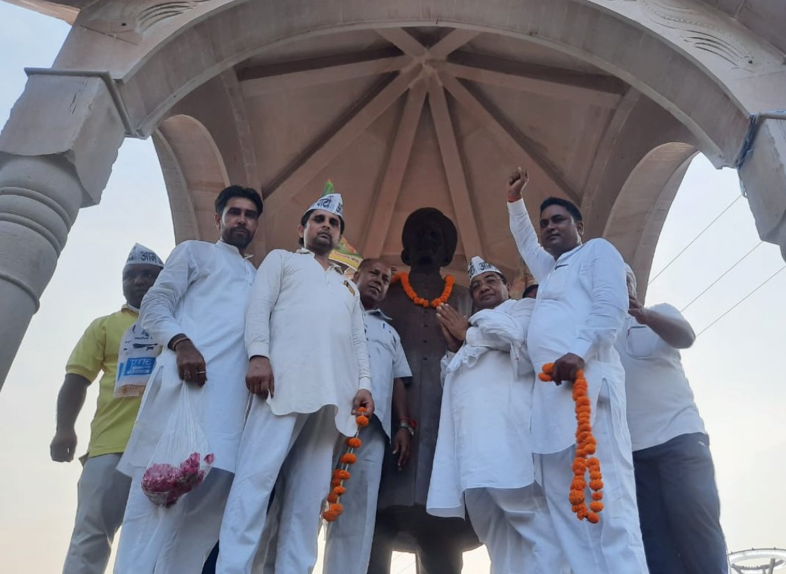 DrSushilKrGupta's tweet photo. मडलौडा में आज #किसान_मजदूर_खेत_बचाओ_यात्रा के दौरान सर छोटू राम चौक पर उनकी प्रतिमा पर फूलमाला अर्पित की, सरकार उनके द्वारा दिखाए मार्ग पर चले तो कोई किसान-मजदूर गरीबी और तंगहाली की जिंदगी नहीं जियेगा https://t.co/NUJePPHk7M