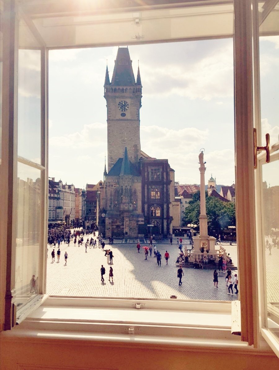 GalaElenaDali's tweet photo. Može malo Dalija s pogledom na centar Praga?! ☀️ #CentralGallery https://t.co/pRryuIkDRU