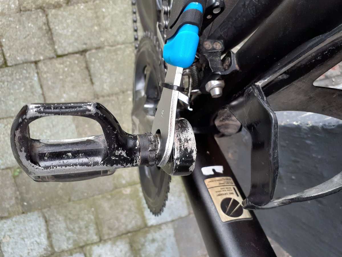 spoonquenelle's tweet photo. Pedaal niet los te krijgen, wd40 erop gedaan (meerdere keren),met de voet op de steeksleutel.
Zijn er nog tips of iemand die iets meer force heeft? https://t.co/AyuV85SWqu
