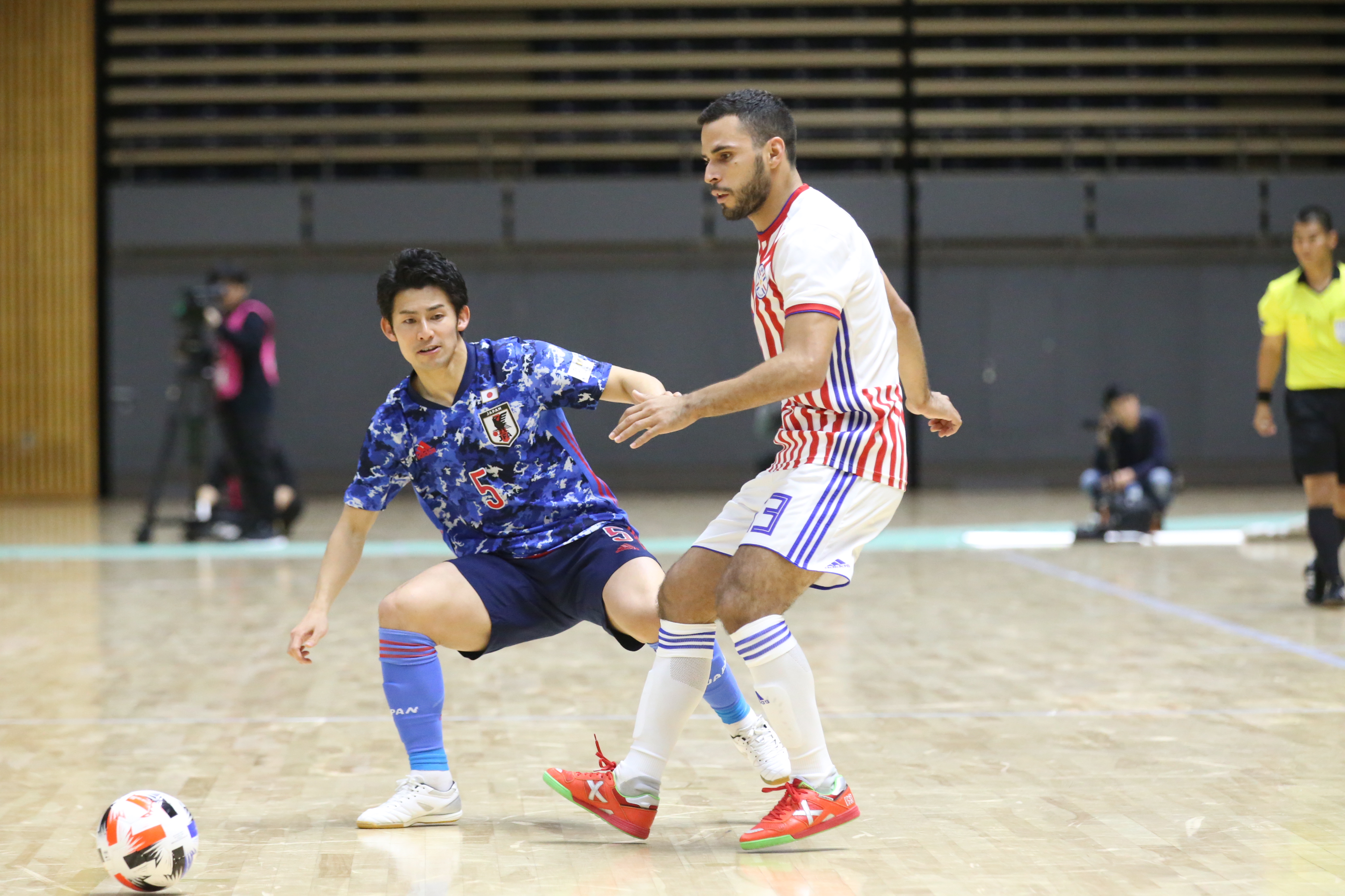 Futsalx W杯 フットサルw杯開幕まで あと5日 日本代表 5 Fixo 皆本晃 フットサル を始めた当時はドリブラーとして注目を集めたが 負傷の影響もあり フィクソとして後方からチームを支える存在に 小柄ながら屈強な相手に負けない守備 左サイドから