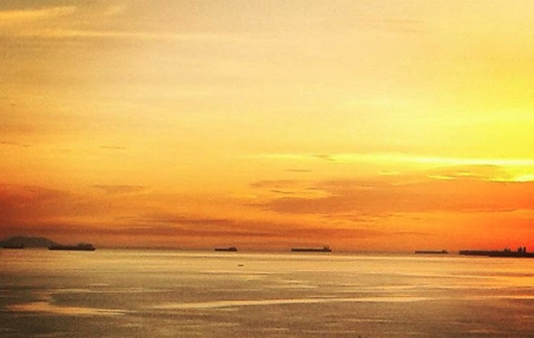 Los colores del ocaso en #Lecheria #Anzoategui #RevistaRUTAS Foto: Julio Carpio