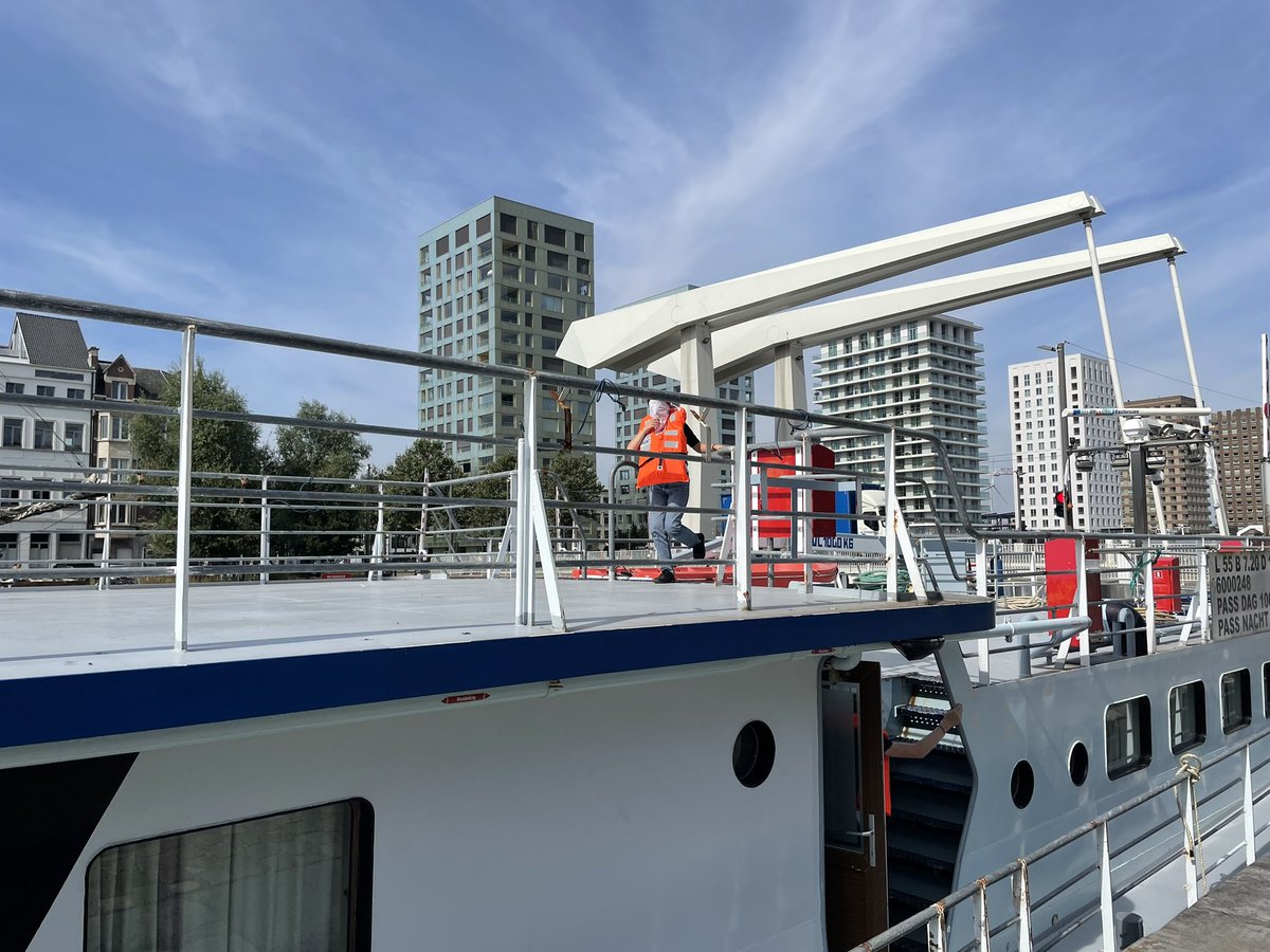 Heb je enig idee hoe het voelt om een schip (of huis) te moeten evacueren in volstrekte duisternis? DO try this at home! Onze leerlingen oefenden deze levensbelangrijke vaardigheid vandaag geblinddoekt op de Themis. #SafetyFirst @GO_onderwijs <a href="/BZAntwerpen/">Brandweer Zone Antwerpen</a>