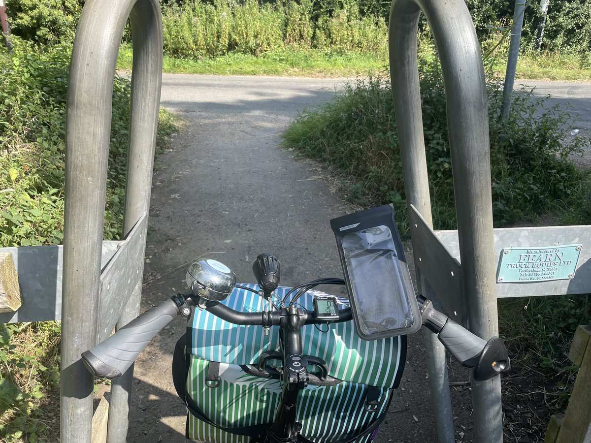 Took a ride to Kidlington today using NCN route 51. The standard handlebars of my Circe tandem were too wide for the barrier at Hampton Poyle, difficult but possible to wiggle through with a fully laden bike. No chance for anyone riding something wider #bashthebarriers