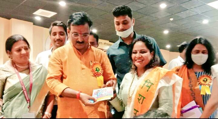 SocialM201's tweet photo. गोरखपुर शिक्षा विभाग के शैक्षिक गुणवत्ता सेमिनार कार्यक्रम मे मुख्य अतिथि #राज्यमंत्री शिक्षा सतीश चंद्र द्विवेदी ने उत्कृष्ट शिक्षा व्यवस्था के लिए राष्ट्रीय शिक्षक सम्मान प्राप्त #शिक्षिका व मिशन शक्ति ब्रांड एंबेसडर ��्नेहिल पाण्डेय को यूपी एडूलीडर्स सम्मान से नवाजा। @SnehilP07 https://t.co/wXDd6hR3Ml