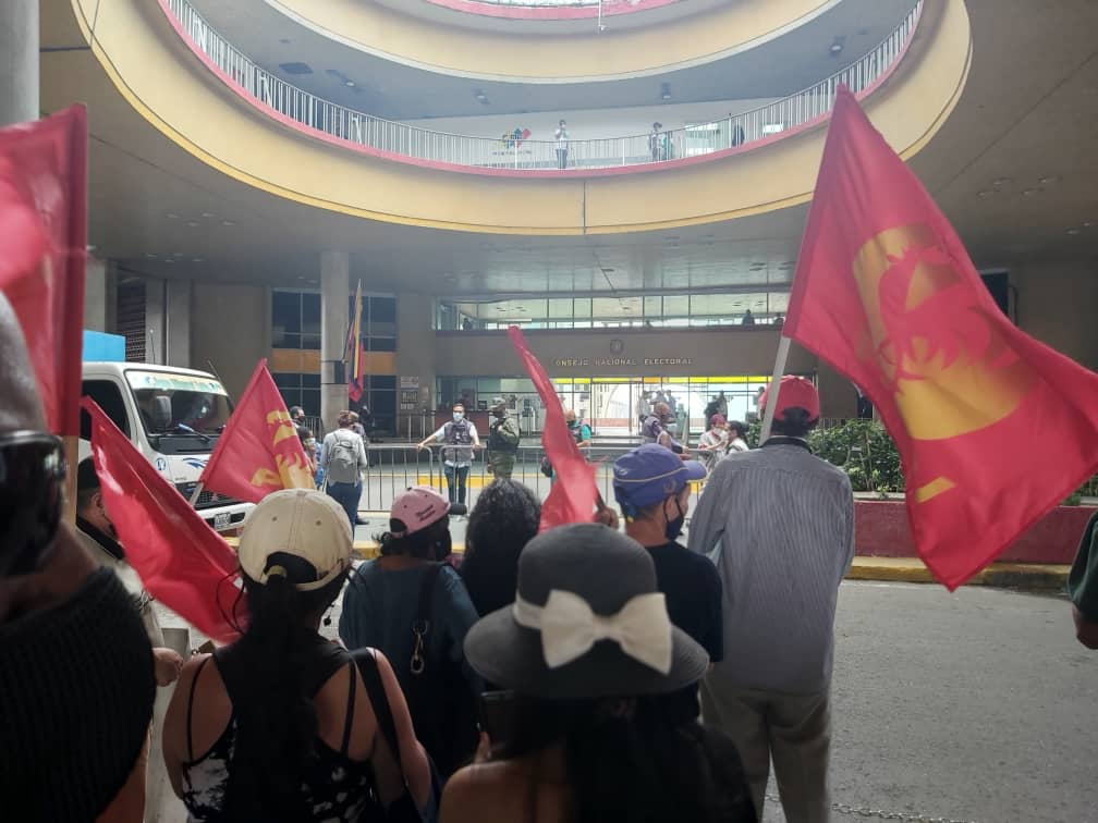AprCaracas's tweet photo. #6Septiembre 🔴| #AHORA

🗣 El @PCV_Venezuela junto con las fuerzas de la @APR_Venezuela se concentraron frente al @cneesvzla exigiendo el respeto a los derechos constitucionales de @SamanEdu de poder postularse como candidato a la Alcaldía de #Caracas. 

#HabilitenASaman 👊 https://t.co/2Ombkb5nHT