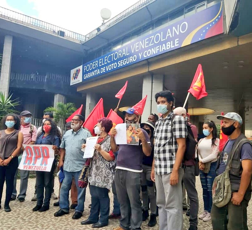 AprCaracas's tweet photo. #6Septiembre 🔴| #AHORA

🗣 El @PCV_Venezuela junto con las fuerzas de la @APR_Venezuela se concentraron frente al @cneesvzla exigiendo el respeto a los derechos constitucionales de @SamanEdu de poder postularse como candidato a la Alcaldía de #Caracas. 

#HabilitenASaman 👊 https://t.co/2Ombkb5nHT