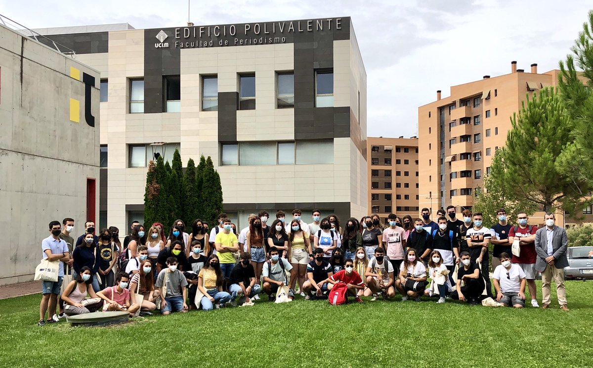 FcomUCLM's tweet photo. Día de reencuentros y presentaciones 😀 Han comenzado las clases para los estudiantes que ya cursaron alguno de los grados el pasado año y hemos dado la bienvenida a los más de cien nuevos alumnos de #Periodismo, #ComunicaciónAudiovisual y Doble Grado ¡¡Feliz curso a todos!! 🍀 https://t.co/jYNijDzawN