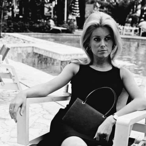 #JeanPaulBelmondo était de ces personnes avec cette élégance rare qui fait oublier quand ils sourient, les drames jalonnant leurs vies comme les nôtres. À l'instar de #CatherineDeneuve