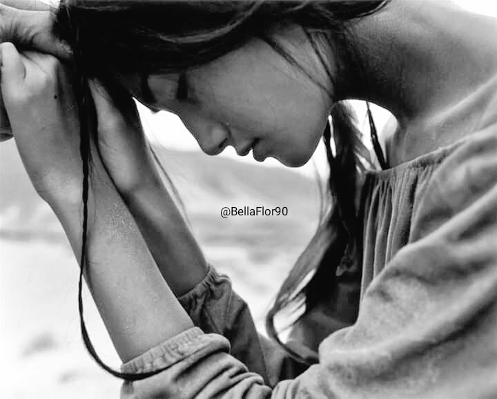 ❦ Qué bien nos vendría 
 un abrazo, que nos haga 
 sentir que no estamos 
 ni tan solos ni tan rotos.