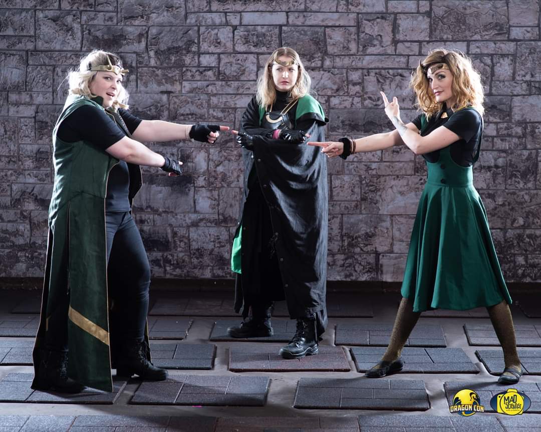 Midorikai's tweet photo. Sylvie variants unite! Love @DragonCon  @sophiadimartino @loki #loki #sylvie #dragoncon https://t.co/ayEvZS7QGx