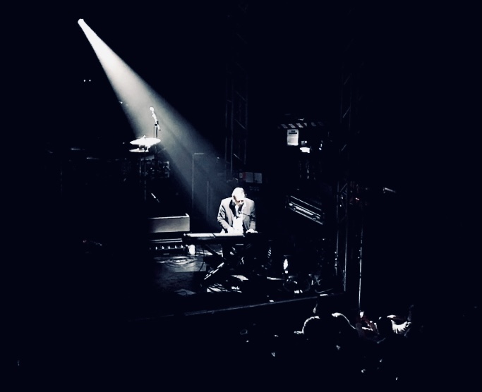 peterajobson's tweet photo. "...Out of the darkness into the bright lights of Leeds.
Superb audience, looking forward to tonight... who's coming?"
#o2Leeds
@o2academyleeds @elbowofficial
#loveleeds https://t.co/uGTbklFdO4