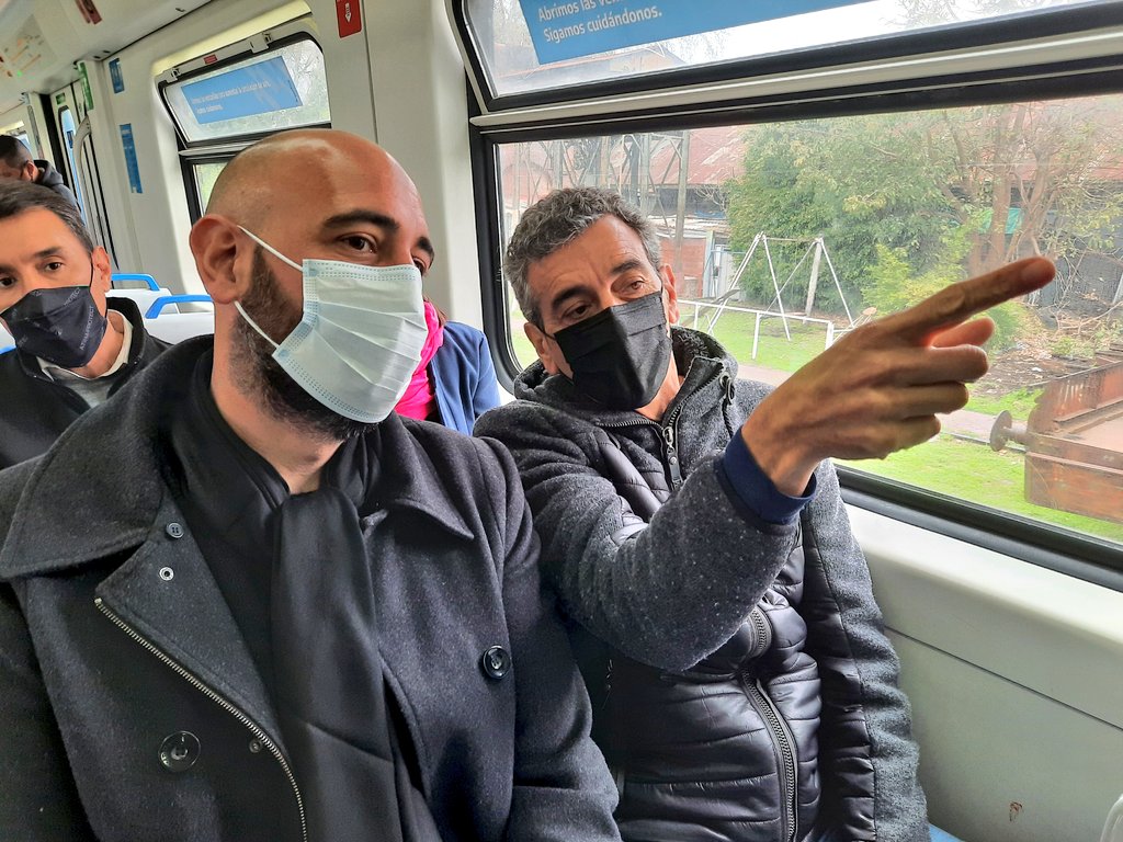 CenturionLuc's tweet photo. @RandazzoF paso por San Martín. Converso con comerciantes y vecinas que transitaban la Peatonal. Además se subió al tren para seguir su recorrida en Ballester. https://t.co/YiRbE5NXBv