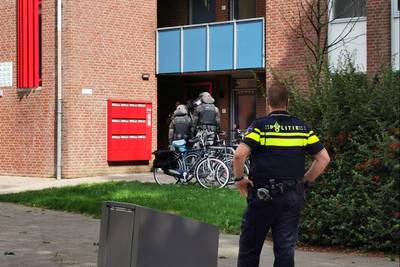 Arrestatieteam doet inval in flatwoning in Ede nadat man agenten bedreigd met mes