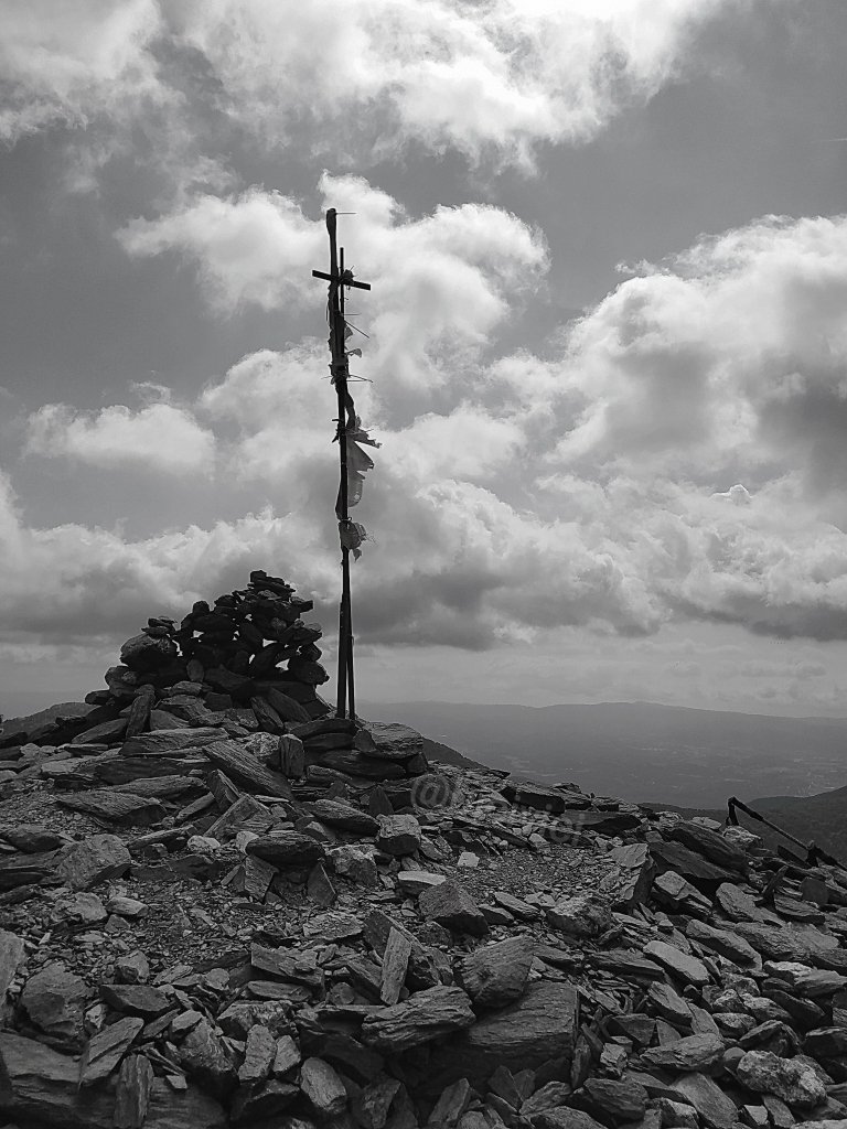 bicivici's tweet photo. He tornat a pujar al Sui (1.319 m), però aquest cop per la "Via Masferrer" que puja de forma elegant i ombrívola i que recupera antics camins que potser en el seu temps eren molt més importants: https://t.co/69YFemURaI Gràcies @masferrersala!
#muntanya #Montseny #elSui https://t.co/RSs2yy5mt8