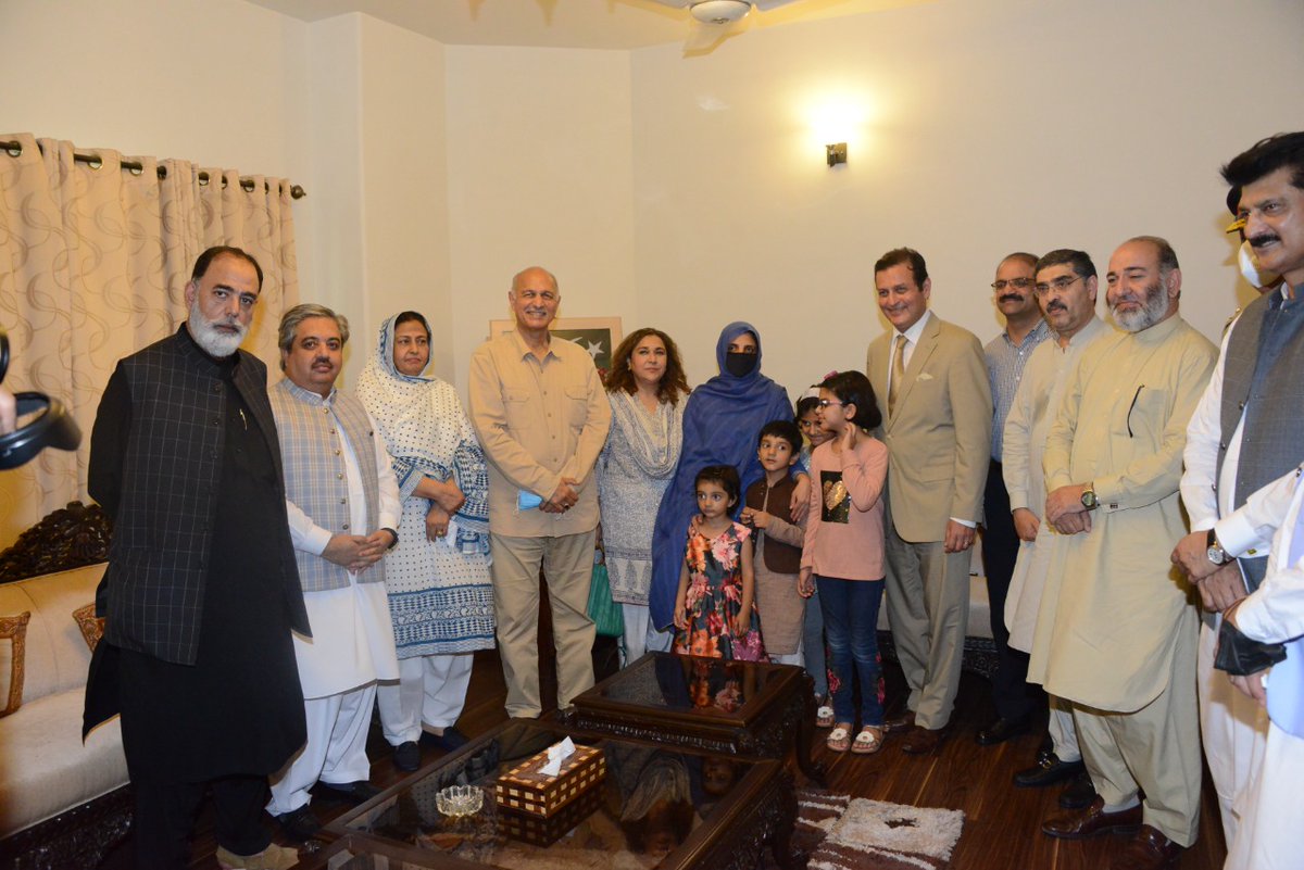 With the dignitaries at Shaheed Major Mudassar's place. Offered fateha and exchanged words with Shaheed's family. 
#martyrdom #martyrs #6thSeptemberDefenceDay #DefenseDay #meetup #Dignitaries #militarymen #PakistanZindabad #MenOfHonor #Pakistan