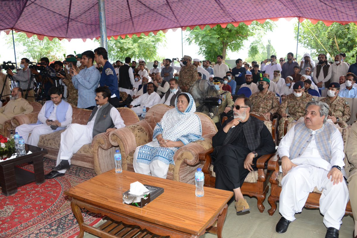 Right after fateha khwani at the Mazar of Shaheed Naik Muhammad Mahfuz Janjua. He was awarded Nishan-e-Haider, the highest military award.
#6thSeptemberDefenceDay #military #militaryaward #NishaneHaider #Highest #MenOfHonor #VALOR #courage #Pakistan
