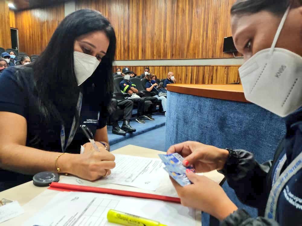 IAIM_VE's tweet photo. #GestiónIAIM || Siguiendo instrucciones del Director General del #IAIM Cnel. Freddy Borges Flores, este #6Sep se da inicio a la Jornada Especial de entrega de tarjetas #Valeven a nuestra fuerza laboral, la cual será empleada para la acreditación de bonos complementarios. https://t.co/kcoq8StKLy