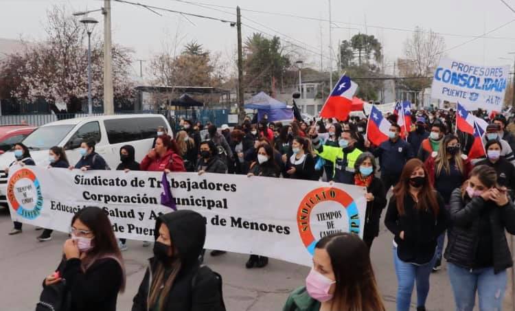 OrganizacionesY's tweet photo. #PUENTEALTO: Sindicato de la Corporación Municipal lleva 2 meses negociando su Acuerdo Marco 2021-2023, sin embargo la Corporación y el alcalde @germancodina (que se dice pro-trabajador) los tramita, les quita beneficios y discrimina a trabajadores...un fiasco!!!
#CodinaMiente https://t.co/7B3KzaTLDV