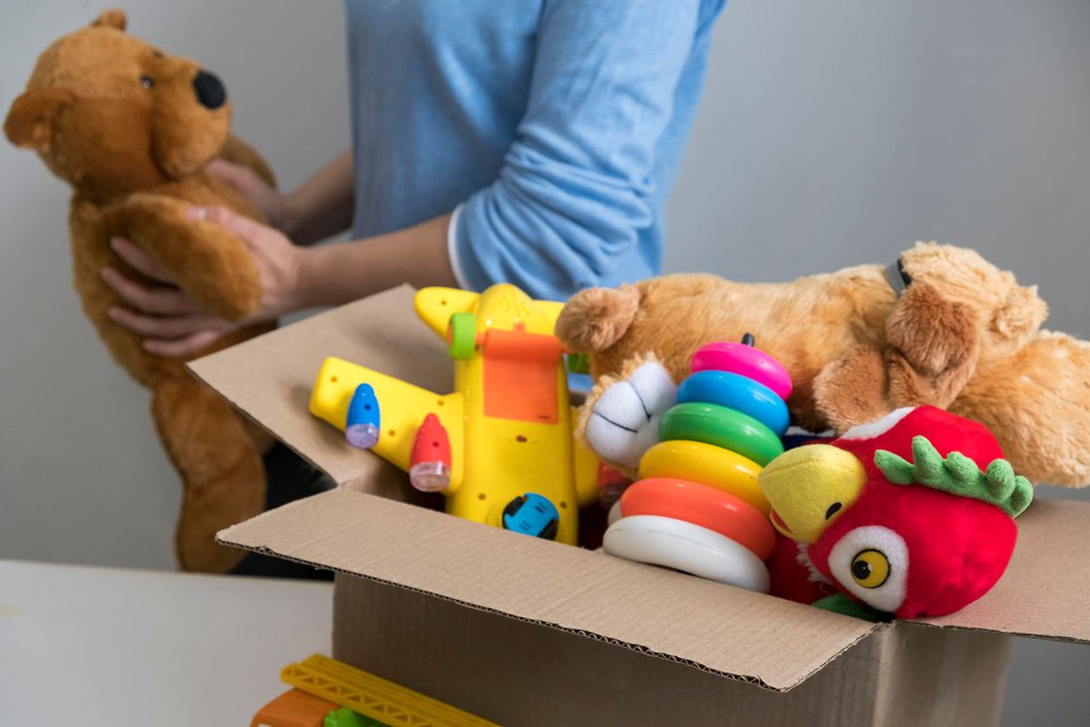 MomResourceCA's tweet photo. Living through a pandemic for the past year and a half means you're probably pretty tired of seeing the clutter that may have built up in your home! We love these tips for de-cluttering toys from @alysonschafer. https://t.co/8Axckc0ijj https://t.co/nVDdJd5DcY