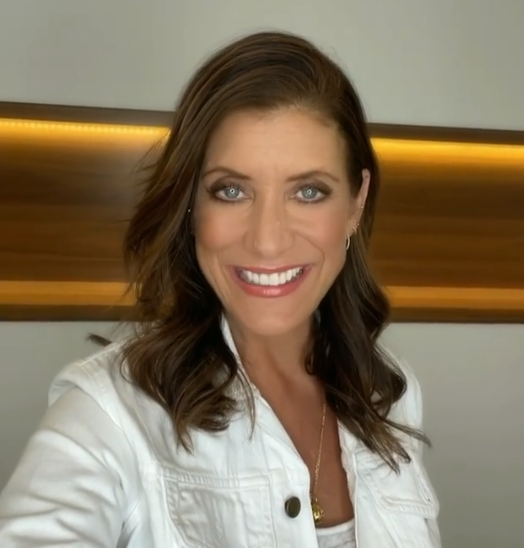 greysbr's tweet photo. Kate Walsh volta como Addison Montgomery na 18ª temporada  #GreysAnatomy #Temporada18 
https://t.co/ssMHHrBqH7 https://t.co/SLmC9qLiVc