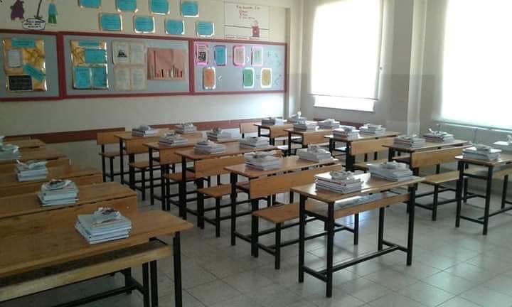 AsliAyDincer's tweet image. Eskiden kırtasiyelere giderdik.
8 kitabın 5&apos;i olmaz, 3&apos;ü olurdu.
Bulabildiklerimizi parasıyla alırdık.
Şimdi ise daha öğrenci sınıfa girmeden kitapların tamamı sıranın üzerinde hazır bekliyor.
Üstelik bedava.
Devletimiz var olsun.