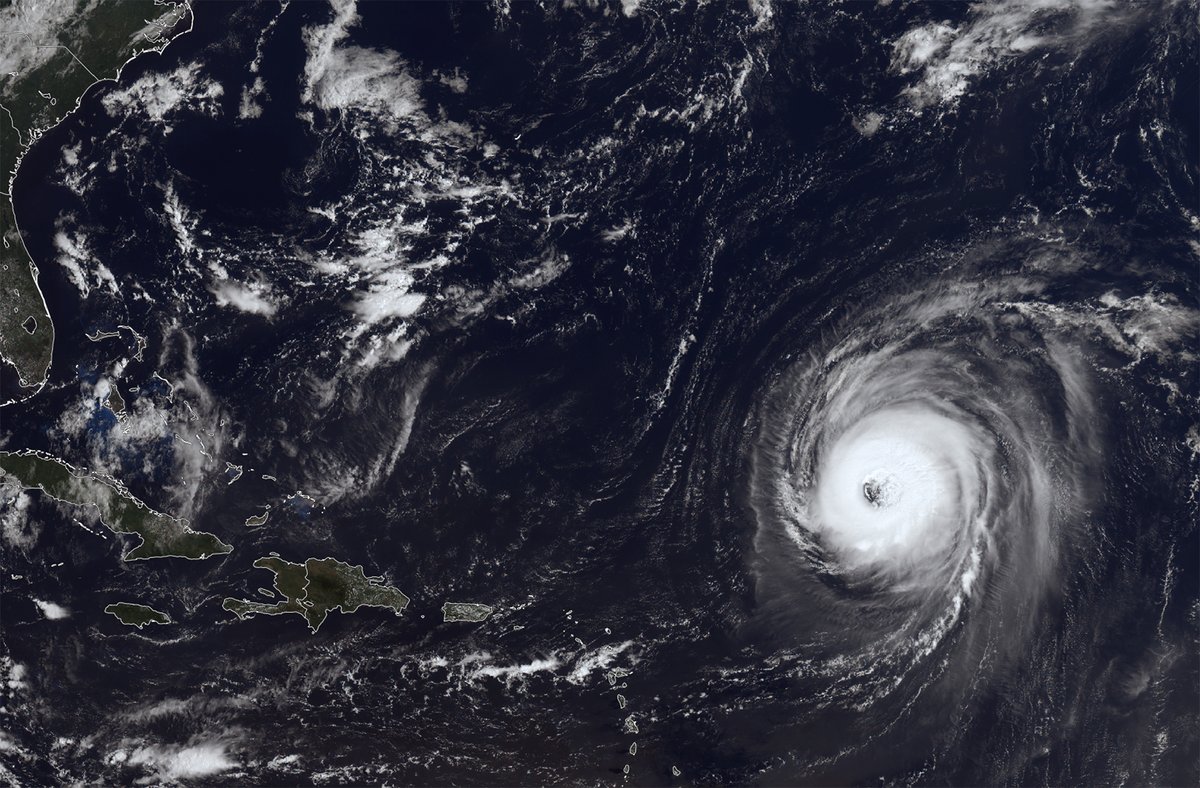  Superbe image sat de l'imposant #ouragan #Larry (cat. 3), ce 6 septembre. Il ne touchera aucune terre. Image via le ssec -> 