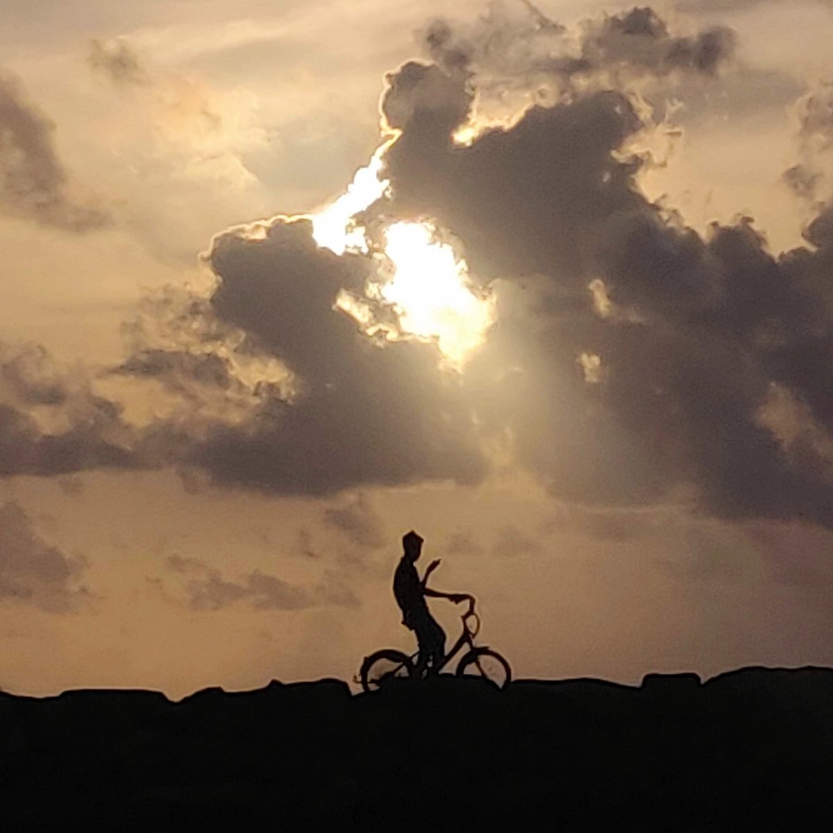Bike. Beach. Sunset.

#Cycling #Cyclinglife #Maldives