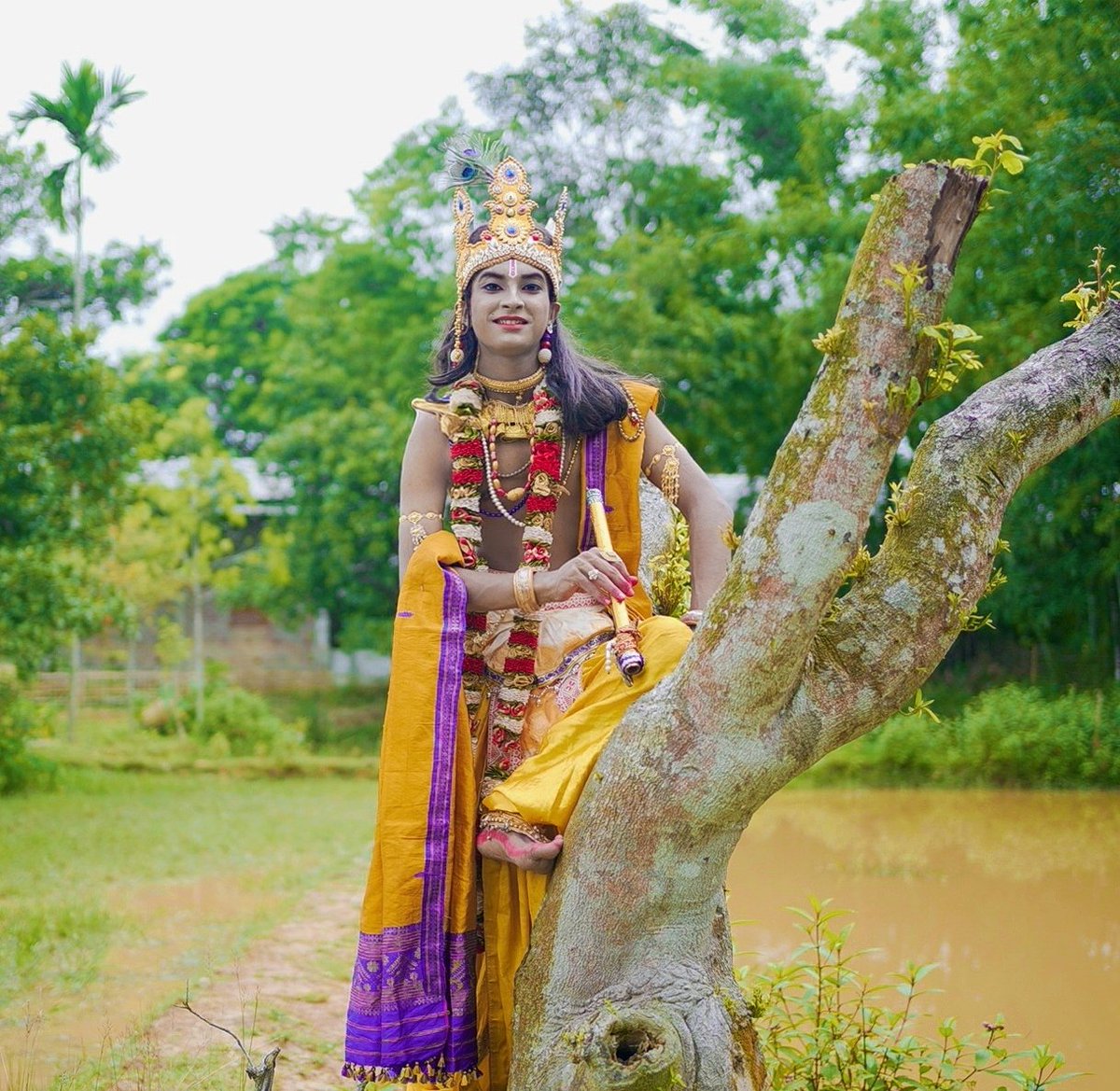 MayukhMiklu's tweet photo. #মায়াজাল💢🌼
এবাৰ ৰাধাই কৃষ্ণক সুধিলে - কানাই মই তোমাৰ ক'ত ক'ত আছো । 
   কৃষ্ণই কলে তুমি মোৰ হৃদয়ত, হৃদস্পন্দনত, মোৰ মনত, মোৰ শৰীৰত, মোৰ স���লোতেই আছা?
   তেতিয়া ৰাধাই আকৌ সুধিলে তেন্তে মই তোমাৰ নাই ক'ত?
   কৃষ্ণই মৃদু হাঁহি এটাৰে উত্তৰ দিলে - ভাগ্যত । https://t.co/IQEyXEuYHe