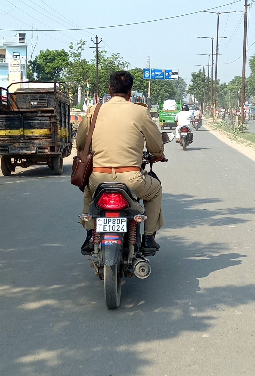 SaranshTalwar's tweet photo. @Uppolice officer roaming on roads without helmet and mask. Image capture on 06/09/21 at 9:30 AM, Location: Bodla Bichpuri Road, Agra.
@myogiadityanath @sspagrasir @OfficeOfDMAgra @igrangeagra @agrapolice @Agratraffic @spgrpagra @agrapolice https://t.co/UKVUd86Kd5
