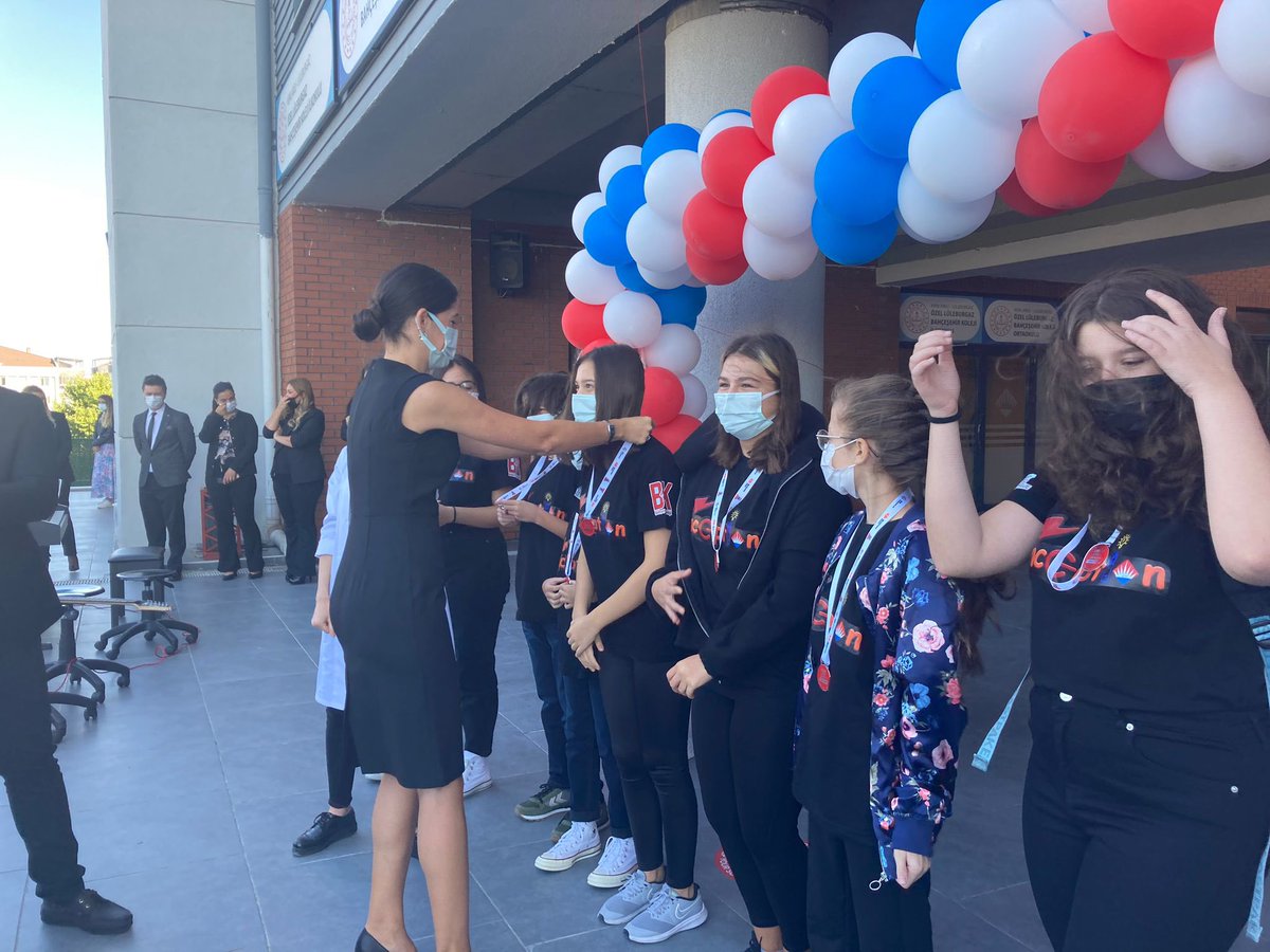 @bilimkahramanlari derneği tarafından düzenlenen Firs Lego League 2020-2021 sezonu bölgesel turnuvasında 3.lük ödülü alan ve bizleri ulusal turnuvada temsil eden Inception @bk_inception takımınıza  madalyaları takdim edildi.🥇  Başarılarınız daim olsun çocuklar ✅❤️💙