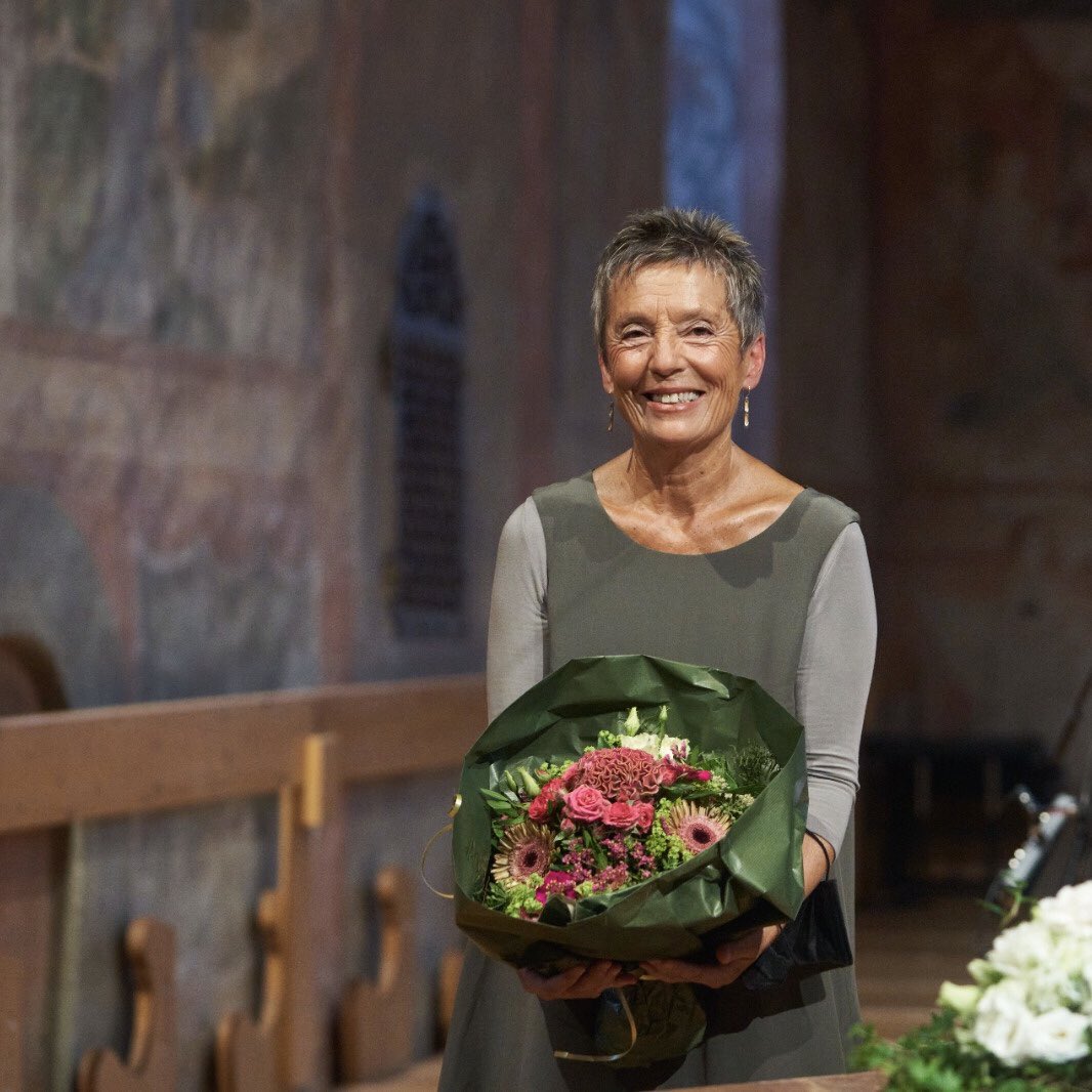 Nos complace informar que Maria João Pires está bien. Se cayó accidentalmente y como medida de precaución fue trasladada al hospital. Uno de sus hombros sufrió algún daño, pero se curará con el tratamiento prescrito y el reposo, tras el cual podrá reanudar sus actuaciones. 🙏🏼
