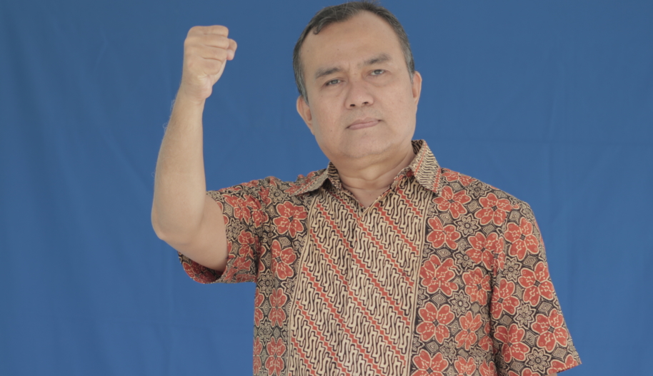 biemdotco's tweet photo. Dosen Dipenjara Karena Pesan WhatsApp. turun tangan lah Pak @jokowi #saifulmahdi #uuite https://t.co/wixzGtoamb