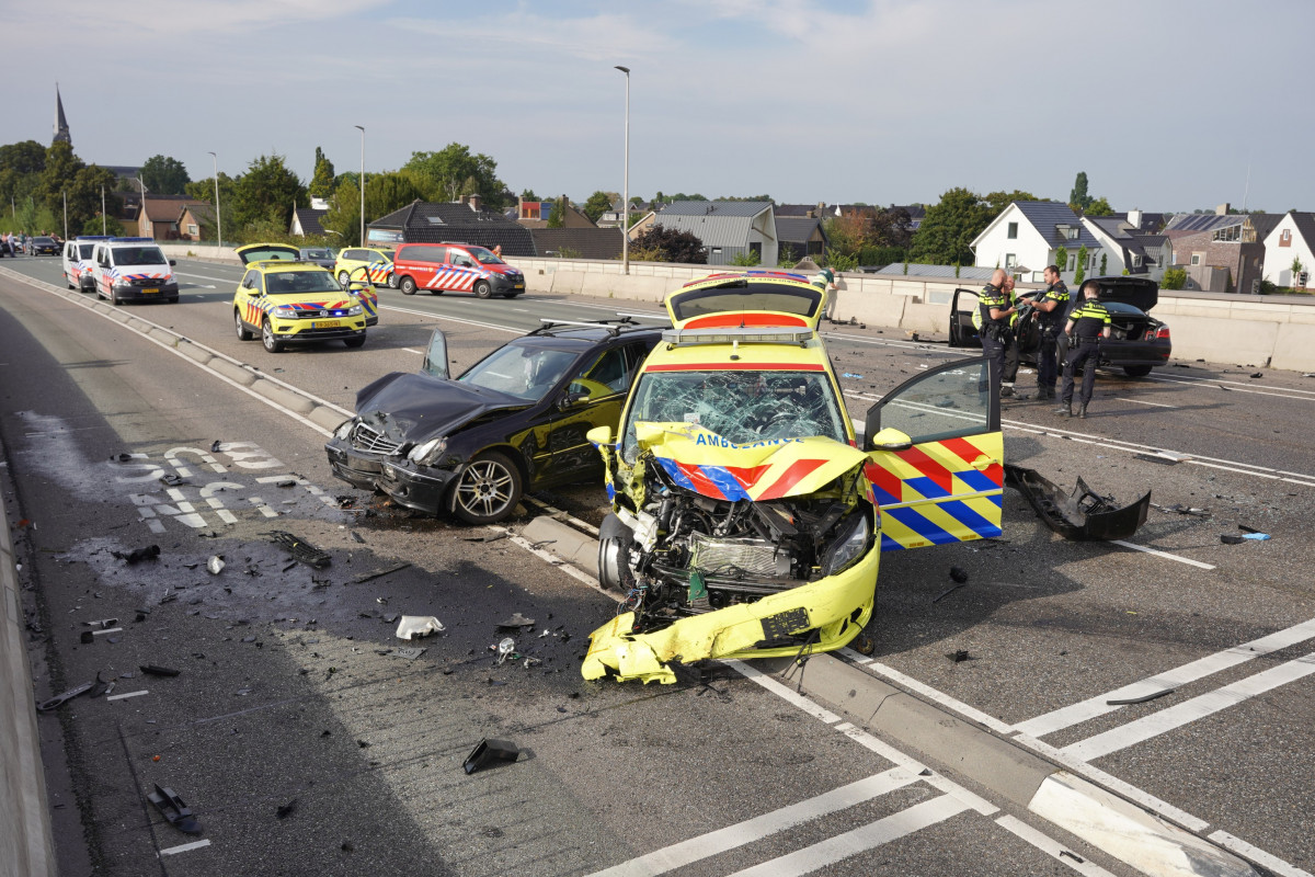 Ongeval bij Waalbrug zorgt voor verkeerschaos, weg voorlopig dicht