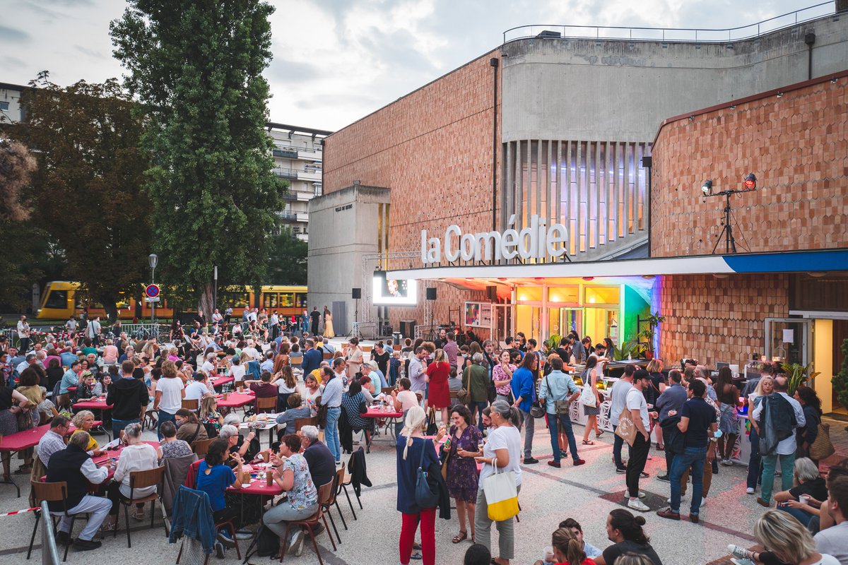 [EN IMAGES] 👁
Retour sur la présentation de saison de 21 — 22 de la Comédie, en simultané dans la grande salle et sur le parvis, grâce aux photos de <a href="/VDHVincent/">VDH Vincent</a> 
Merci à toutes et à tous de votre venue. Toute l'équipe se réjouit de vous retrouver tout au long de la saison !