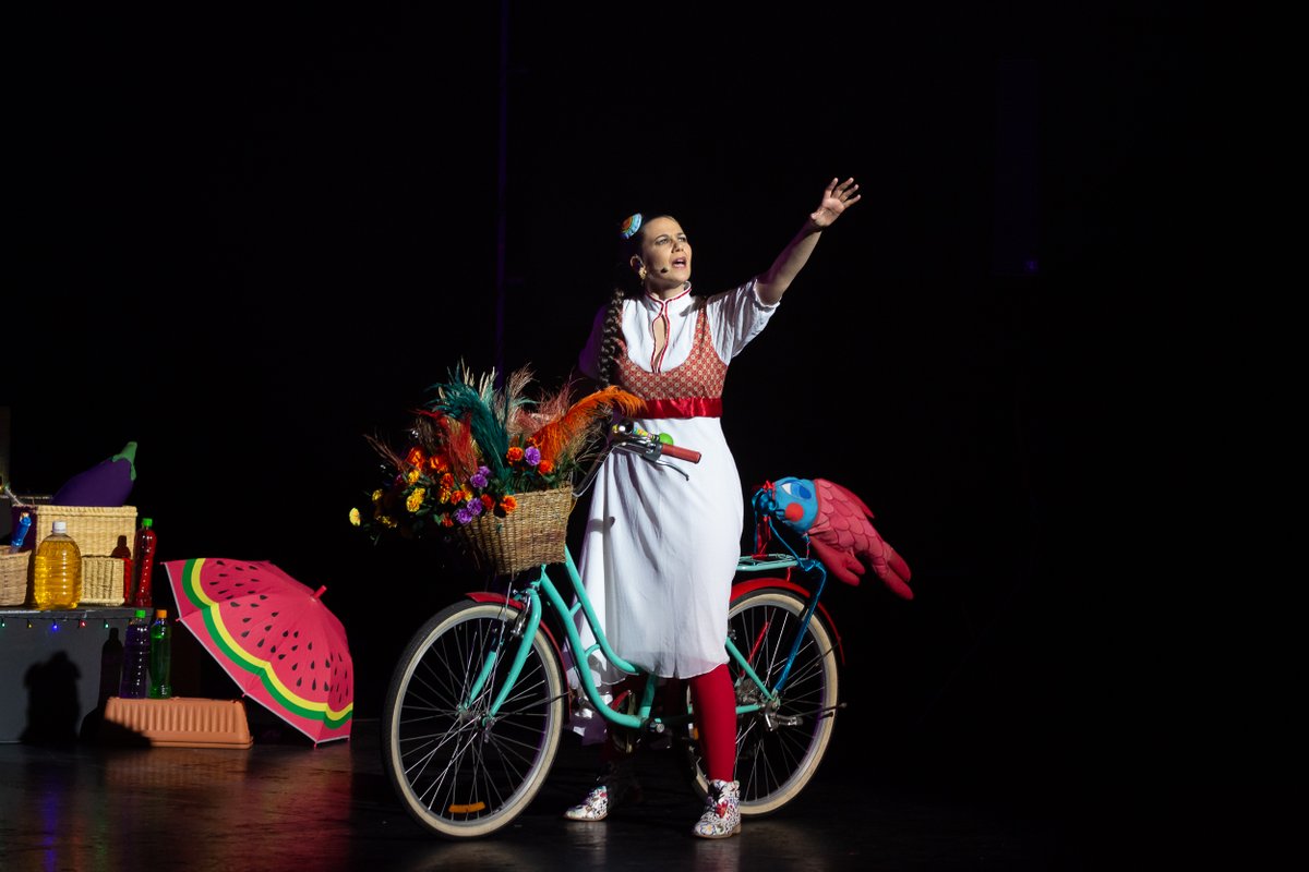Combinando música y danza con una historia emotiva y alegre, 'Tomatina curatodo cura nada sin amor', de <a href="/solycantaclaro/">María del Sol Peralta</a>, invitó al público del #TeatroMayor a bailar, cantar, contar y soñar en familia.
📸 Juan Diego Castillo
<a href="/CocreaOrg/">COCREA</a> 
<a href="/Penguinlibrosco/">Penguin Colombia</a> 
<a href="/GrupoEnergiaBog/">Grupo Energía Bogota | 130 Años</a>
