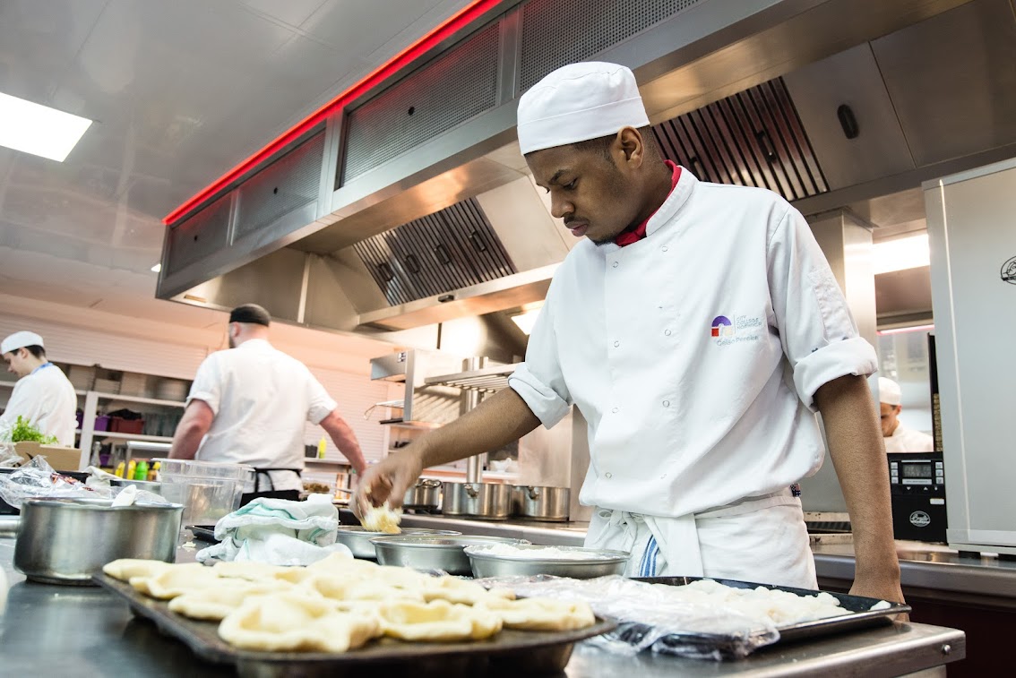 The Three Horseshoes are recruiting an Apprentice Commis Chef. As part of this role you will assist the Chef and train to skilfully produce a variety of good quality food dishes to a high standard of preparation, production and presentation.  findapprenticeship.service.gov.uk/apprenticeship…