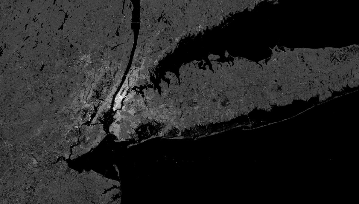 i_ameztoy's tweet photo. Extra full size image:
--> https://t.co/aQPF4QHnFQ 🧐
High #backscattering -> Bright #Manhattan 🛰️🏙️🌆 - #NYC #NewYork | #Copernicus #Sentinel1 2021-08-31 https://t.co/Y0ZbbC4Evd