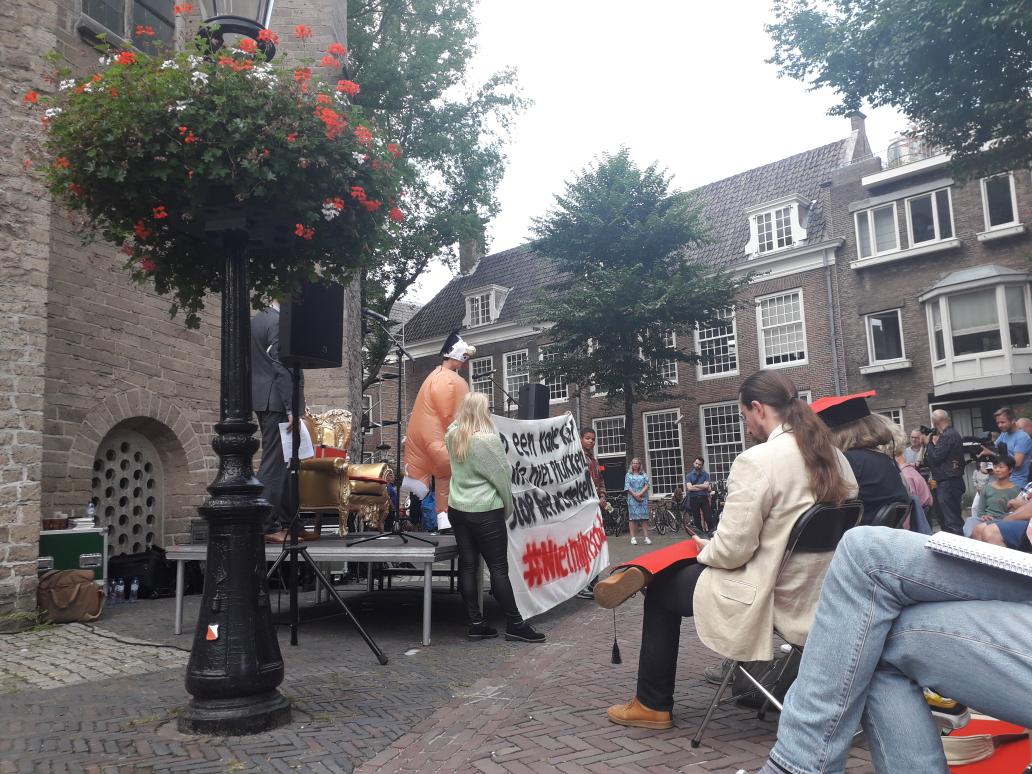 '#KipLeennie: in de alternatieve begroting eisen wij naast 1.1mld voor docenten ook 1.7mld voor schuldenvrij studeren. Het één kan niet zonder het ander! #Samensterk #Nietmijnschuld <a href="/MinOCW/">Ministerie van Onderwijs, Cultuur en Wetenschap</a> <a href="/WOinactie/">WOinActie</a> <a href="/FNV/">FNV</a> <a href="/YoungUnitedNL/">FNV Young & United</a> <a href="/studentenbond/">Landelijke Studentenvakbond</a>