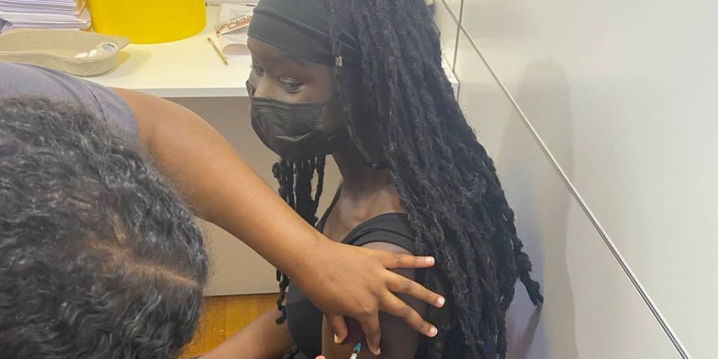 16-year-old Giye getting her COVID vaccine.