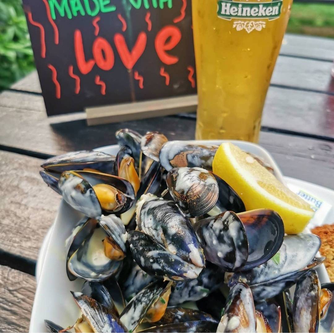 Feeling some Indian Summer vibes coming 🌞💕 Love this photo by @fandbtraining... looks like it's going to be a pints in the Garden kind of week 🤗 We have some availability left so book a little Autumn sunshine break on glenbeighhotel.com  #Sunshine #Kerry #Staycation