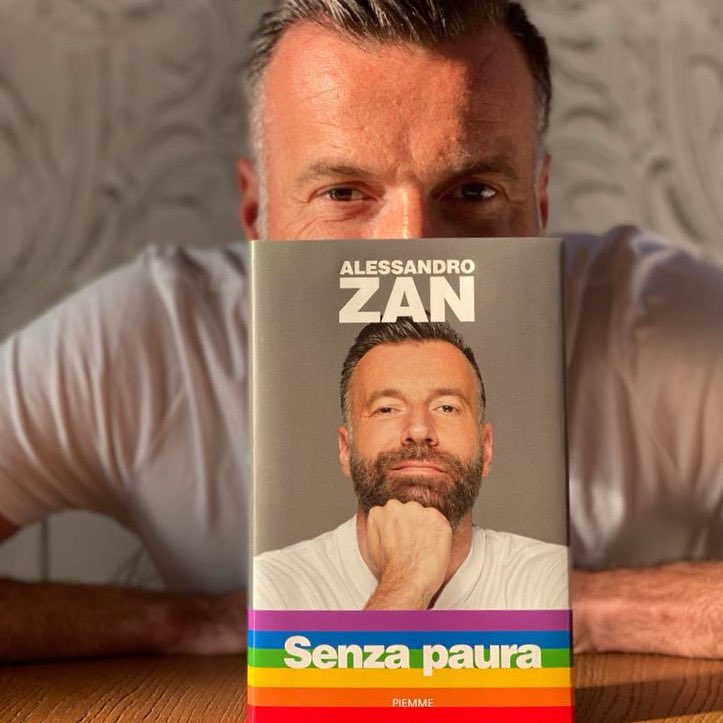 Felice come un bambino, la prima copia di “Senza paura”. 
Esce martedì prossimo, il 14 settembre, edito da <a href="/edizpiemme/">Edizioni Piemme</a>.

👉🏻A questo link trovate il pre-order del libro: amzn.to/3yhCCD6

#senzapaura