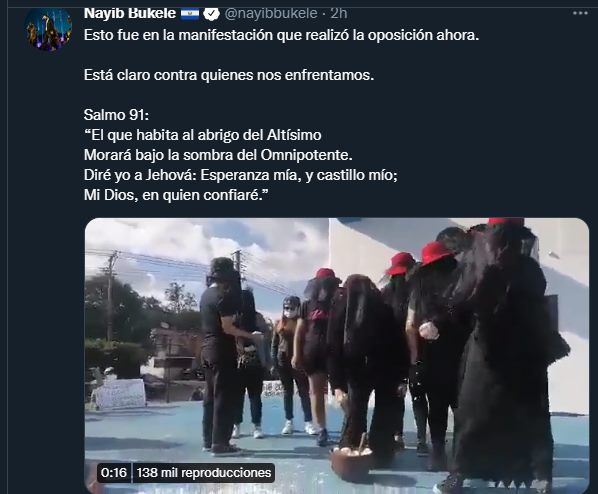 roquemocan's tweet photo. Pregunta: Uds. nunca han ido a un teatro o una obra? Usan trajes y hacen teatro! Las Amorales son un grupo de teatro que hizo su performance para denunciar al Bukele, con justa razón. No se compliquen tanto. https://t.co/RAisYYfSaI